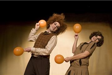 GLOBE STORY UMA COMÉDIA DE TEATRO MUDO - COMPANHIA EL PERRO AZUL