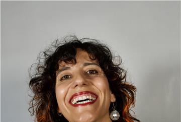 CARLA CASTELHANO