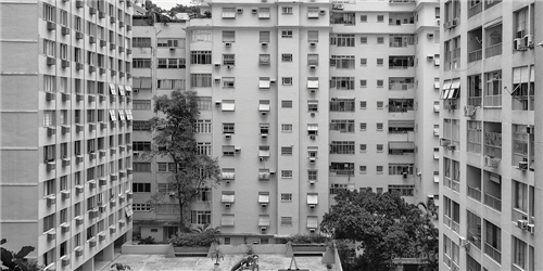 A PAISAGEM ESCONDIDA DE COPACABANA [OLHARES VERTICAIS]